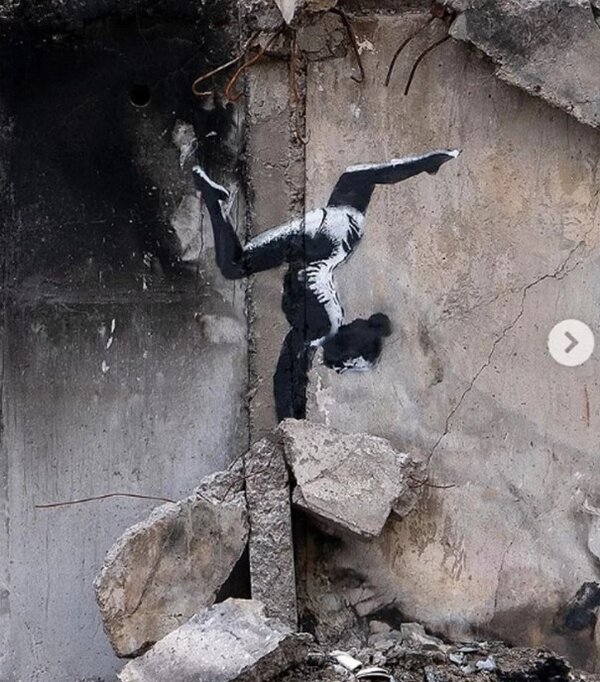 著名英國街頭藝術家班克西（Banksy）11日透過Instagram發發表他在烏克蘭斷垣殘壁留下的最新作品，似乎顯示他人目前正於烏克蘭。圖／取自banksy IG