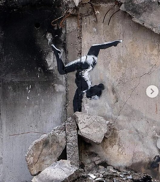 著名英國街頭藝術家班克西(Banksy)11日透過Instagram發發表他在烏克蘭斷垣殘壁留下的最新作品,似乎顯示他人目前正於烏克蘭。圖/取自banksy IG