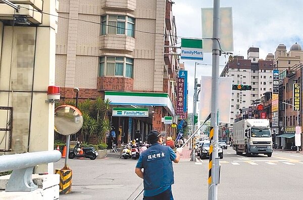 桃園市環保局表示,針對違規設置的競選廣告物,若民眾檢舉便會派員清除。(桃園市環保局提供/陳夢茹桃園傳真)