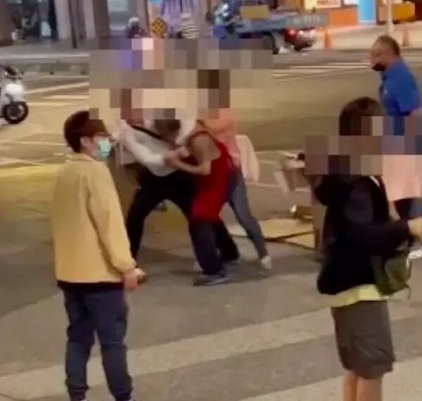 台北捷運中山捷運站4號出口,昨天晚上流動攤商蘇姓男子和張姓男子疑似因擺攤位置爆發口角,蘇男先動手毆打張男,張男也氣憤反擊。記者蕭雅娟/翻攝