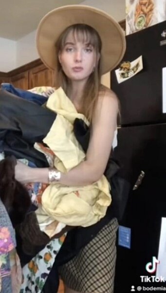 24歲的拉娜本著想存錢的心態,決定在網路上拍賣二手衣,沒想到卻因此對二手衣成迷,本來是想省錢,最後卻因為囤積症讓她破產。圖/擷自TikTok