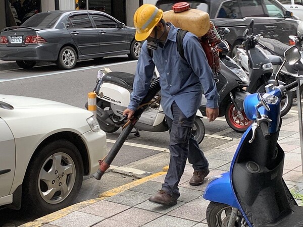 對環境消毒消滅病媒蚊。圖／截取自「臺北市鄰里服務網」臉書