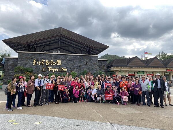 福星里長青樂遊活台北帶長輩到動物園。圖／截取自「臺北市鄰里服務網」臉書