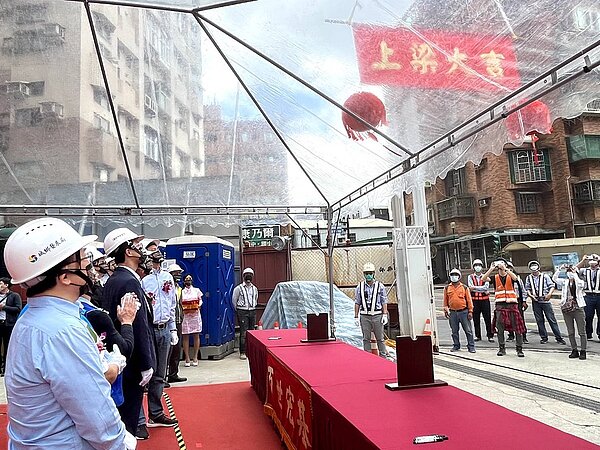 新北市新店民安段、土城永和段青年社會住宅14日舉行上梁,預計2023年底完工,總戶數超過250戶。圖/新北市城鄉局提供