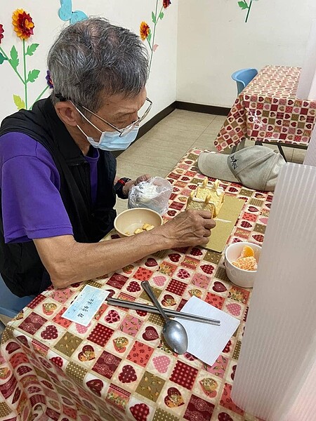 長輩們親手製作薑餅屋。圖/取自「中正萬華樂生活 X 有你有我」臉書