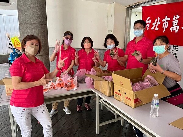 里長與志工們在現場發放粽子。圖/取自「中正萬華樂生活 X 有你有我」臉書
