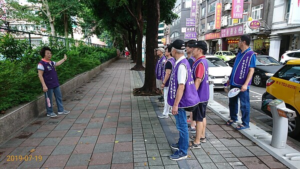 李黃玉根里長帶領鄰長走上街頭。圖／截取自「臺北市鄰里服務網」臉書