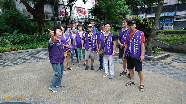 李黃玉根里長與鄰長討論災害應變。圖/取自「臺北市鄰里服務網」臉書