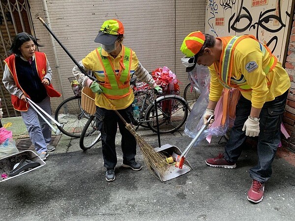 志工撿起路邊的圾垃。圖／截取自「臺北市鄰里服務網」臉書