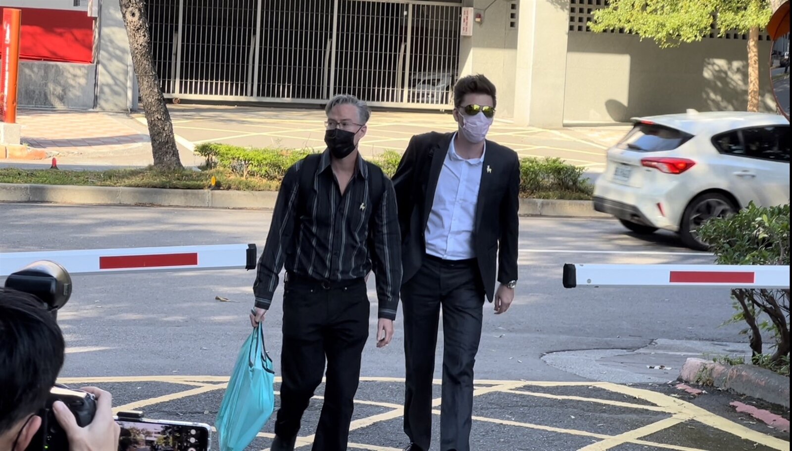 藝人黃嘉千與夏克立16年婚姻走到盡頭,今天士林地方法院家事法庭開庭,夏克立下午2時許抵達法院準備開庭,面對媒體沒發表談話,黃嘉千則未到場,委由律師賴芳玉代表出庭,2人不會在法庭上碰面。記者蕭雅娟/攝影