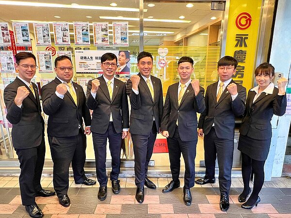 永慶房屋林書毅(圖中)從媒體業轉職房仲不到兩年,從經紀人一路升至店長,最高曾創下月收25萬的成績。圖/永慶房產集團提供