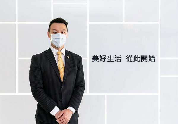 永慶房屋提供「先面試,年後再報到」、「前九個月每月五萬」、「一對一師徒制」等保障,幫助轉職者度過摸索期。圖/永慶房產集團