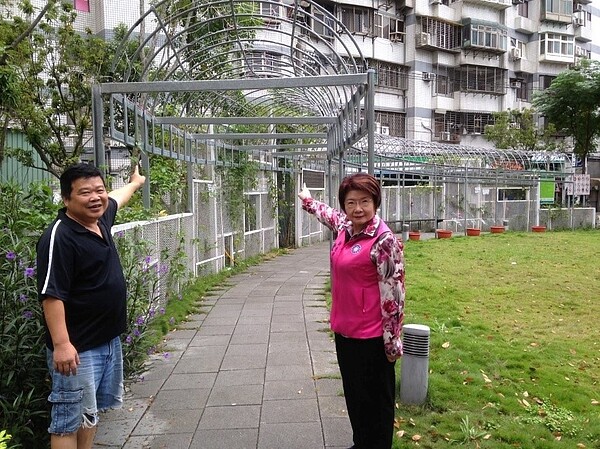 周存炎里長爭取到在公園架設棚架地景，可增添許多綠色植物別有一番景緻。圖／取自周存炎臉書粉絲專頁