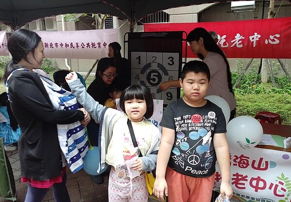 秀峰里於青年住宅附近舉辦活動，里民參與踴躍。圖/取自周存炎臉書粉絲專頁
