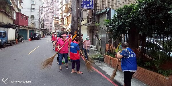 宜安里環保志工盡心盡力地打掃。圖／取自「陳素貞」臉書