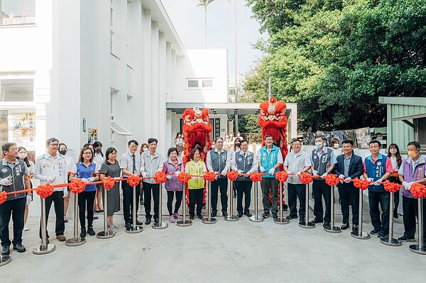 「新坡市民活動中心」竣工啟用,提升校園周邊環境,營造社區休閒互動空間。圖/桃園市政府提供