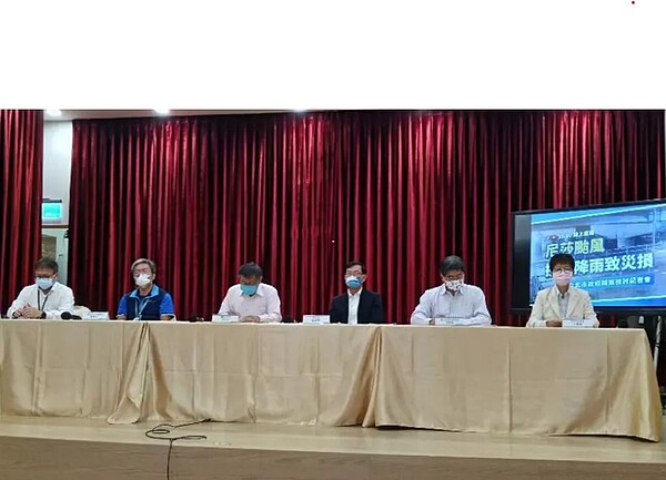 台北市長柯文哲(左三)今天率市府相關局處首長,包括副市長彭振聲、水利處、停管處、消防局等首長主持尼莎颱風災損精進檢討會。記者林麗玉/攝影