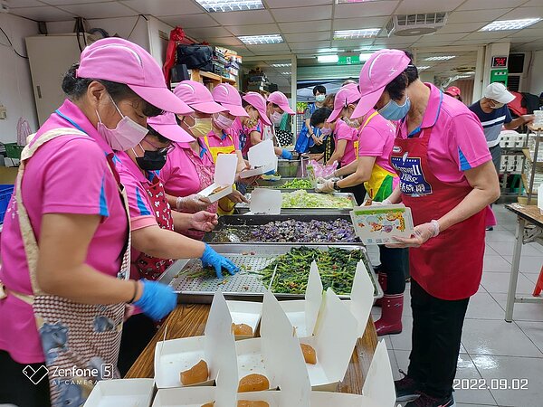 大豐里銀髮族共餐作伴大豐幸福開飯。圖／取自「張錦堂」臉書