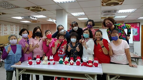 大豐里手作襪子娃娃課程。圖／取自「張錦堂」臉書

