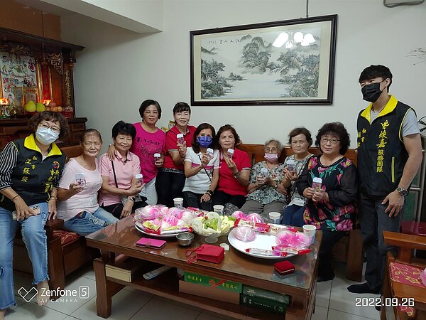 張錦堂里長拜訪大豐里人瑞。圖／取自「張錦堂」臉書