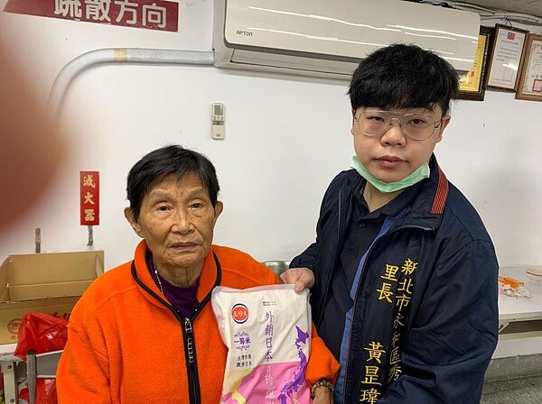 黃昰瑋發放米等物資予以里內居民。圖片由黃昰瑋里長提供。
