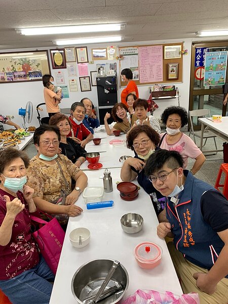 里內共餐。圖片由黃昰瑋里長提供。