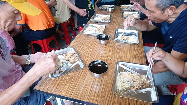 國泰里銀髮族共餐活動。圖/陳宗修里長臉書