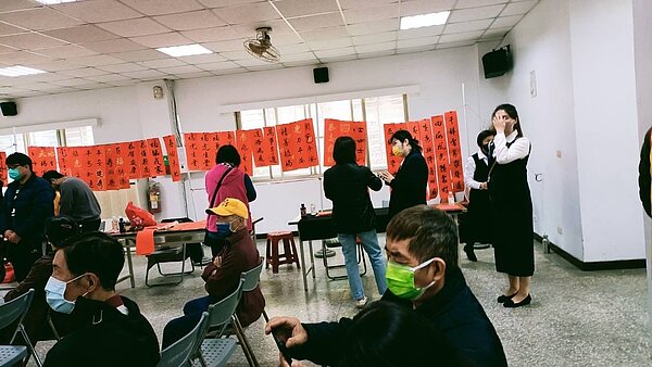 陳里長舉辦初春寫春聯，邀請鄉親一起提筆為新年寫下祝福。圖／取自陳寶銓里長臉書專頁


