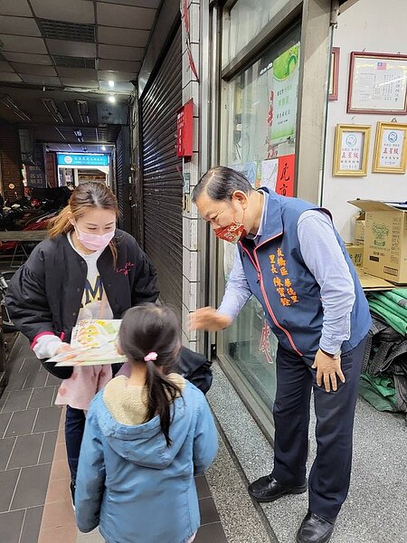 華德里元宵節於里辦準備DIY燈籠發放給里區孩童。圖／取自陳寶銓里長臉書專頁

