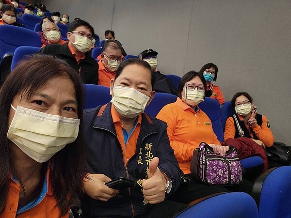 陳里長帶領巡守隊一同參與教育訓練，增進服務團隊能力。圖／取自陳寶銓里長臉書專頁

