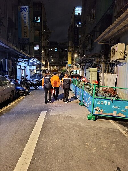 華德里夜間認真執勤的巡守隊。圖／取自陳寶銓里長臉書專頁

