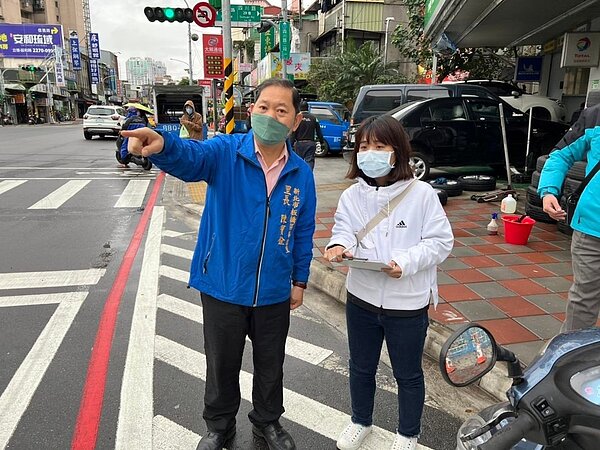 陳里長辦理會勘，解決里區十字路口紅綠燈問題。圖／取自陳寶銓里長臉書專頁