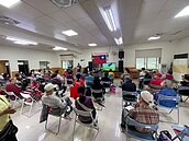 瑞陽里江光輝里長舉辦光復節歌唱活動