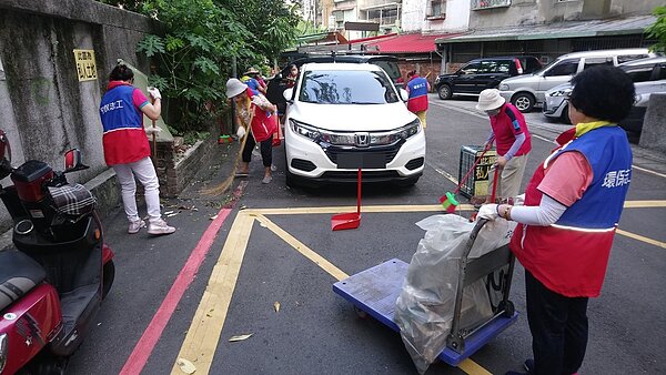 國泰里環保志工打掃。圖/陳宗修里長臉書