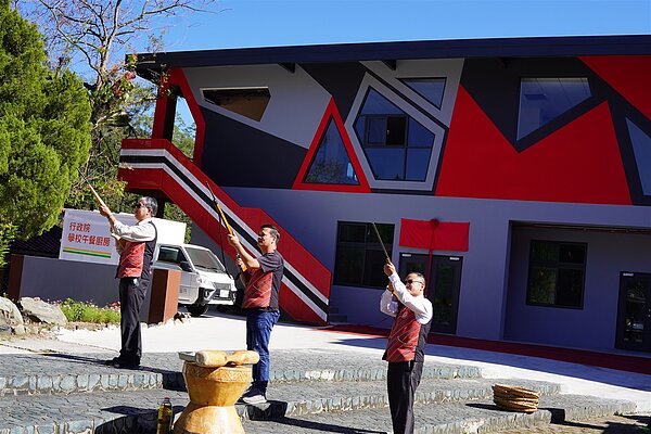 新樂國小中央廚房擴建工程14日舉辦落成啟用典禮,將提供3校學生的營養午餐。圖/新竹縣政府提供