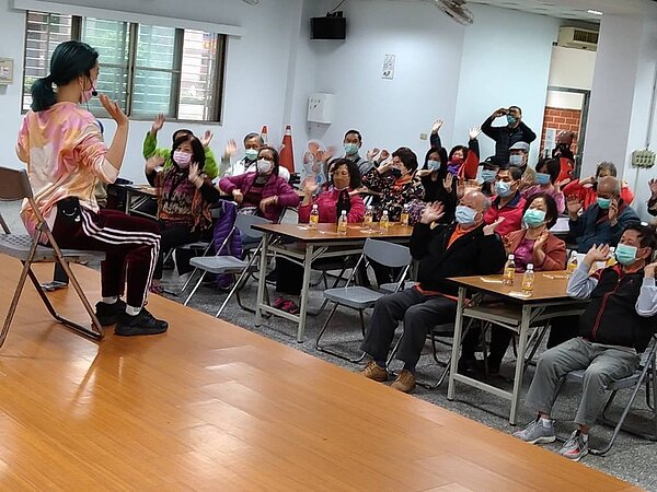 華德里舉辦銀髮族共餐活動,不忘帶動長輩運動伸展筋骨。圖/取自陳寶銓里長臉書專頁