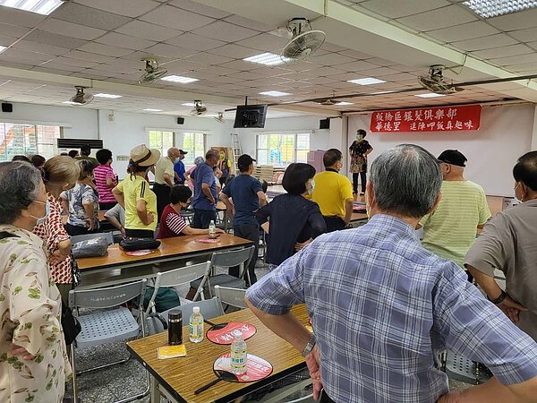 華德里舉辦銀髮族共餐活動,場面活潑獲得熱情參與。圖/取自陳寶銓里長臉書專頁