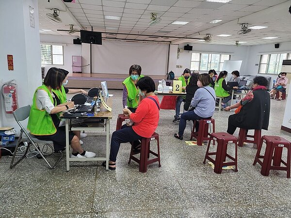 陳里長為里區爭取資源,提供免費癌症篩檢服務。圖/取自陳寶銓里長臉書專頁