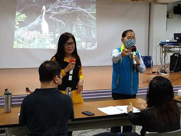 華德里舉辦歌唱才藝班,陳里長熱情邀請大家一起來唱歌同歡。圖/取自陳寶銓里長臉書專頁