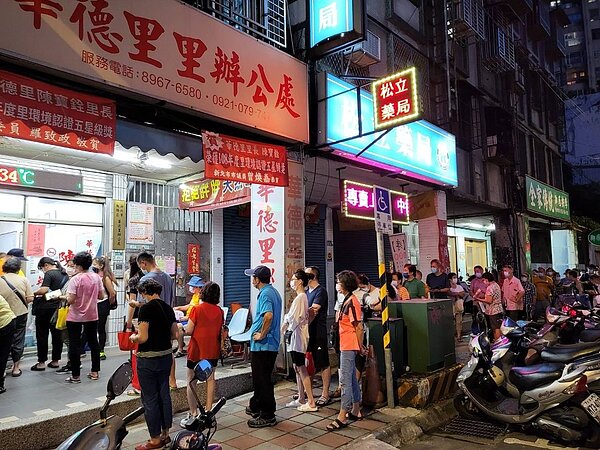 華德里舉辦歌唱才藝班,陳里長熱情邀請大家一起來唱歌同歡。圖/取自陳寶銓里長臉書專頁