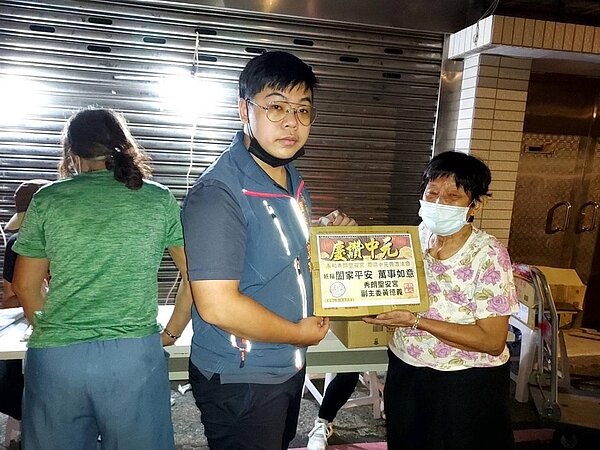 黃昰瑋里長參加里內中元普渡法會。圖片由黃昰瑋里長提供。