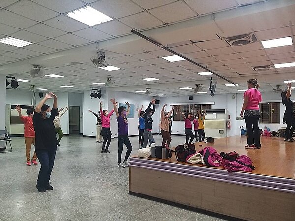 華德里開辦舞蹈班,提供社區媽媽們家庭生活外的交友圈及興趣培養。圖/取自陳寶銓里長臉書專頁