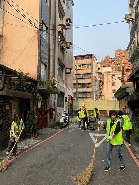 秀成里環保義工清掃里內。圖片由黃昰瑋里長提供。