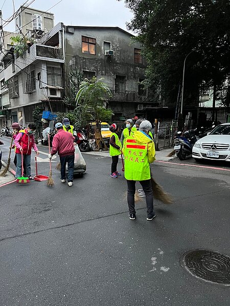 秀成里環保義工清掃里內。圖片由黃昰瑋里長提供。
