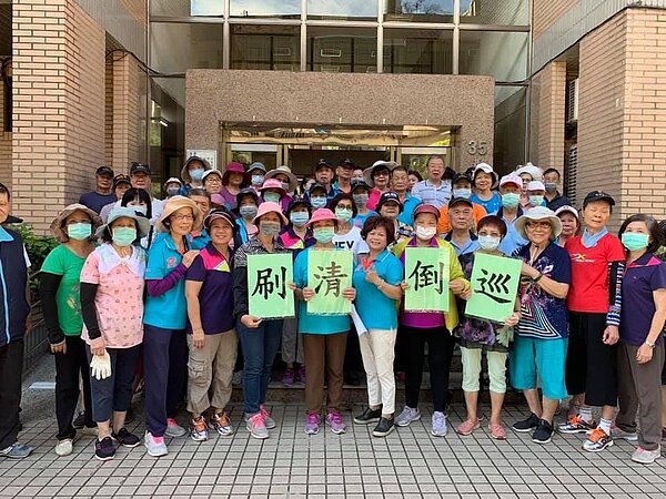 詹汝里長待人親切,受到里民愛戴。圖/取自板橋區富貴里臉書粉絲專頁