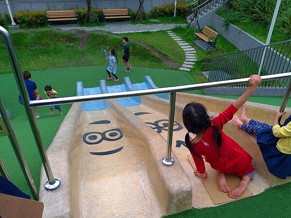 富貴綠地公園內小小兵溜滑梯頗富盛名。圖/取自來新北,玩公園官網