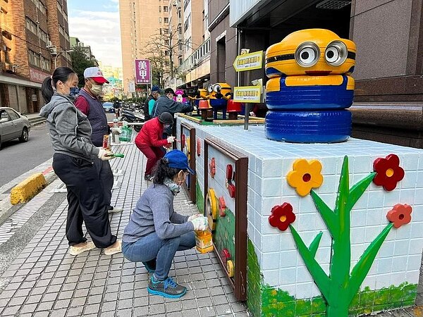 富貴里設有創意園區,以廢輪胎做為裝置藝術。圖/取自板橋區富貴里臉書粉絲專頁