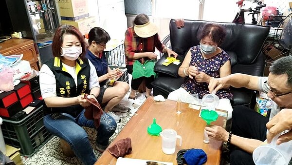 里長辦公室分裝酒精，準備發放給里民。圖／取自呂春蘭臉書粉絲專頁

