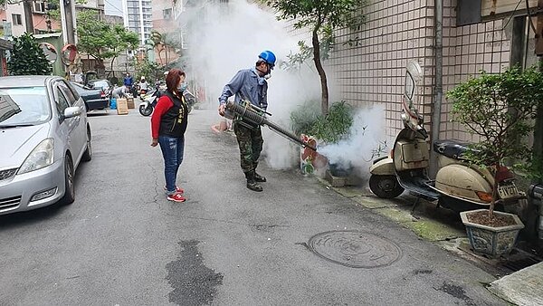 福祿里進行里區消毒作業。圖／取自呂春蘭臉書粉絲專頁