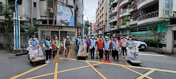 挹秀里的環境由一群熱心的義工們守護。圖/取自王添福臉書粉絲專頁